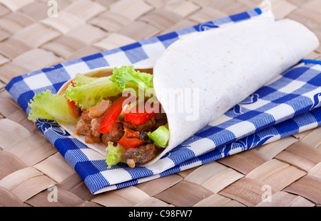 Pollo speziato con insalata avvolto in una morbida tortilla di farina Foto Stock