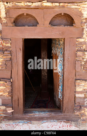 Porta in corrispondenza del decimo secolo Abuna Aregawi chiesa alla cima della montagna monastero Debre Damo nel Tigray, l'Etiopia settentrionale, Africa. Foto Stock