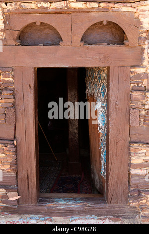 Porta in corrispondenza del decimo secolo Abuna Aregawi chiesa alla cima della montagna monastero Debre Damo nel Tigray, l'Etiopia settentrionale, Africa. Foto Stock