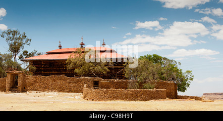 Vista del decimo secolo Abuna Aregawi chiesa di Debre Damo monastero sul confine eritreo nel Tigray, Nord dell'Etiopia. Foto Stock