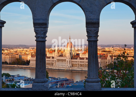 Parlamento ungherese edificio vista dal Bastione dei Pescatori Foto Stock