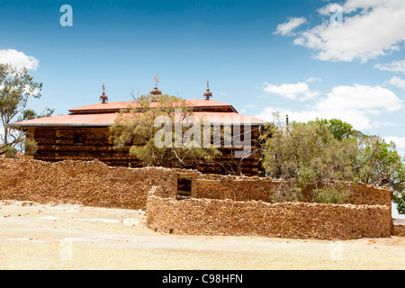 Vista del decimo secolo Abuna Aregawi chiesa di Debre Damo monastero sul confine eritreo nel Tigray, Nord dell'Etiopia. Foto Stock