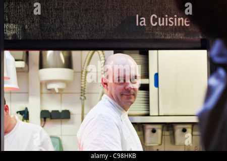 Lo Chef al lavoro nella sua cucina., Ristorante Sa Qua na 22, pl. Hamelin Honfleur (14600) Francia TÉL : +33 2 31 89 40 80 Chef un Foto Stock
