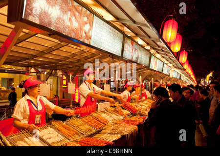 Wangfujing mercato notturno, Pechino, Repubblica Popolare Cinese, in Asia Foto Stock
