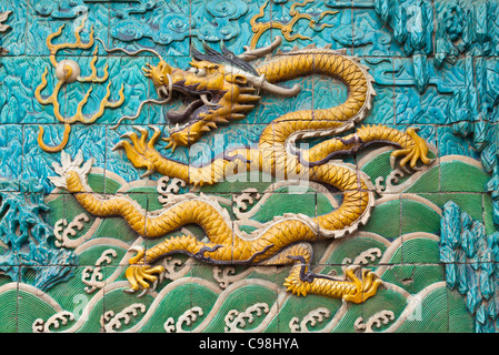 Dettaglio dei nove draghi schermo, Palazzo della tranquillità e longevità, la Città Proibita di Pechino, Repubblica Popolare Cinese, in Asia Foto Stock