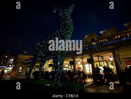 Il cervo gigante decorazione di Natale in Covent Garden di Londra, Inghilterra, Regno Unito, GB Foto Stock