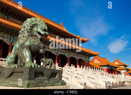 Leone di Bronzo, Porta della suprema armonia, corte esterna, la Città Proibita di Pechino, Repubblica Popolare Cinese, in Asia Foto Stock