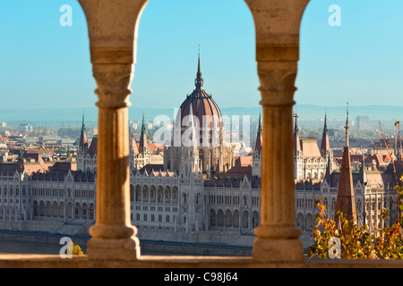 Budapest, Parlamento ungherese edificio vista dal Bastione dei Pescatori Foto Stock