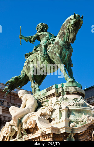 Budapest, statua equestre del principe Eugenio e Palazzo Reale Foto Stock