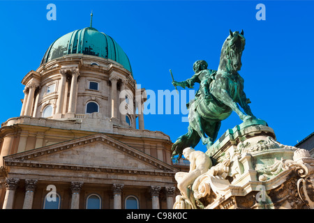 Budapest, statua equestre del principe Eugenio e Palazzo Reale Foto Stock