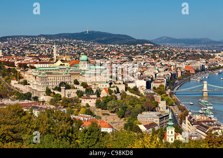 Budapest, il Palazzo Reale e la chiesa di Mattia, vista dalla collina di Gellert Foto Stock