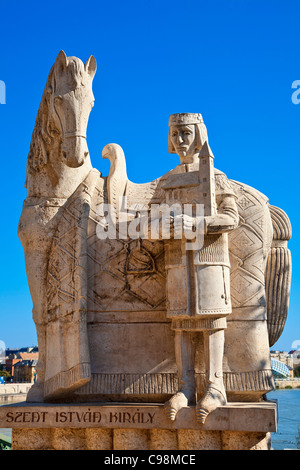 Budapest, la statua di San Istvan al di fuori della chiesa grotta Foto Stock