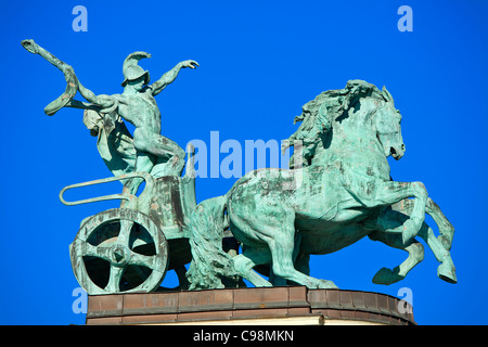 Budapest, sculture allegoriche della guerra sul Monumento Millenario Foto Stock