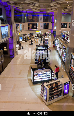 Shopping duty free al terminal internazionale 3, Aeroporto di Abu Dhabi, Emirati Arabi Uniti Foto Stock