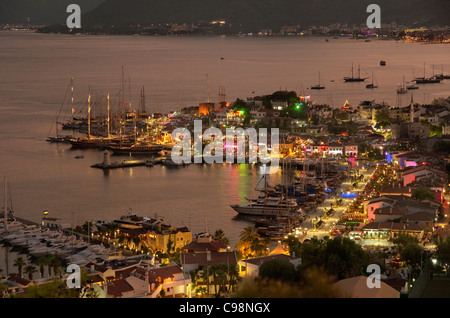 Crepuscolo serale vista di Marmaris Città Vecchia e il porto, Mugla, Turchia Foto Stock