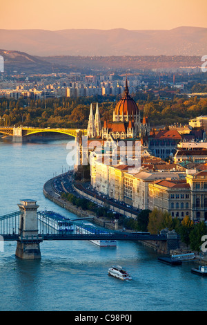 L'Europa, l'Europa centrale, Ungheria, Budapest, catena ponte sul fiume Danubio e ungherese e il Palazzo del Parlamento Foto Stock