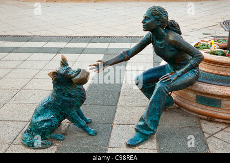 Budapest, la ragazza e il suo cane, Bronzo street scultura in Budapest Foto Stock