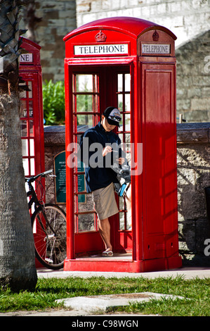 Giovane uomo circa per chiamare casa. Foto Stock