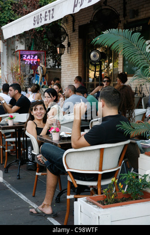 I giovani seduti a sus Etz Cafe nel quartiere alla moda di Sheinkin street, Tel Aviv, Israele. Foto Stock