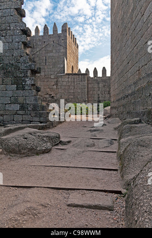 Guimaraes Castello interiore. Questo è il più noto castello in Portogallo come fu il luogo di nascita del primo re portoghese. Foto Stock