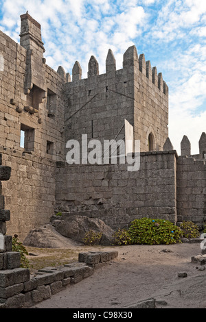 Guimaraes Castello interiore. Questo è il più noto castello in Portogallo come fu il luogo di nascita del primo re portoghese. Foto Stock