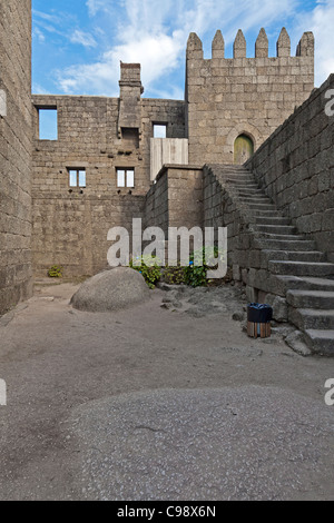 Guimaraes Castello interiore. Questo è il più noto castello in Portogallo come fu il luogo di nascita del primo re portoghese. Foto Stock