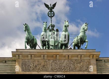 Bassa angolazione della quadriga sulla Porta di Brandeburgo a Berlino (Germania) in un ambiente soleggiato Foto Stock