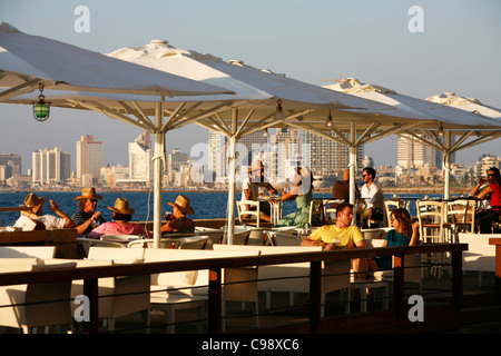 La gente seduta a Casita Bar & Ristorante nella Vecchia Jaffa con una vista sul mare e a Tel Aviv, Israele. Foto Stock