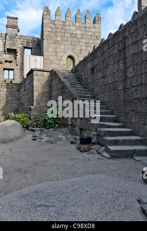 Guimaraes Castello interiore. Questo è il più noto castello in Portogallo come fu il luogo di nascita del primo re portoghese. Foto Stock