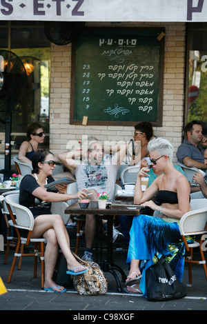 I giovani seduti a sus Etz Cafe nel quartiere alla moda di Sheinkin street, Tel Aviv, Israele. Foto Stock