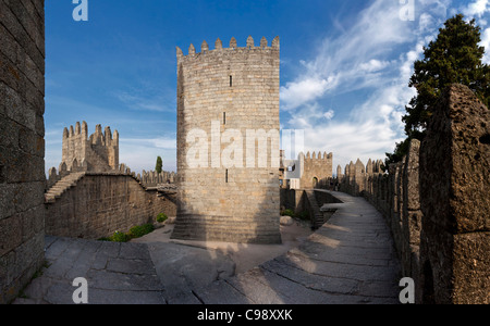 Guimaraes Castello interiore. Questo è il più noto castello in Portogallo come fu il luogo di nascita del primo re portoghese. Foto Stock