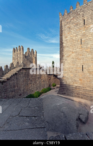 Guimaraes Castello interiore. Questo è il più noto castello in Portogallo come fu il luogo di nascita del primo re portoghese. Foto Stock