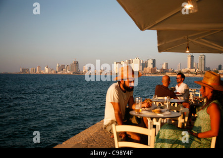 La gente seduta a Casita Bar & Ristorante nella Vecchia Jaffa con una vista sul mare e a Tel Aviv, Israele. Foto Stock