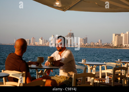 La gente seduta a Casita Bar & Ristorante nella Vecchia Jaffa con una vista sul mare e a Tel Aviv, Israele. Foto Stock