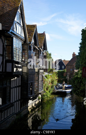 La vecchia casa di tessitori e il ramo del fiume Stour con barche a remi a Canterbury Kent, Inghilterra, UK, Regno Unito, GB, grande B Foto Stock