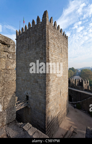 Guimaraes Castello interiore. Questo è il più noto castello in Portogallo come fu il luogo di nascita del primo re portoghese. Foto Stock