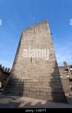 Guimaraes Castello interiore. Questo è il più noto castello in Portogallo come fu il luogo di nascita del primo re portoghese. Foto Stock