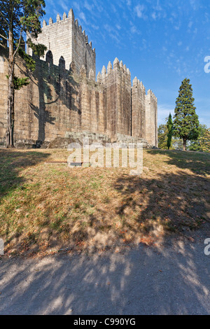 Guimaraes Castello. Questo è il più noto castello in Portogallo come fu il luogo di nascita del primo re portoghese. Foto Stock