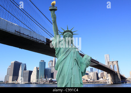 Il Ponte di Brooklyn e la statua della libertà di notte, la città di New York Foto Stock