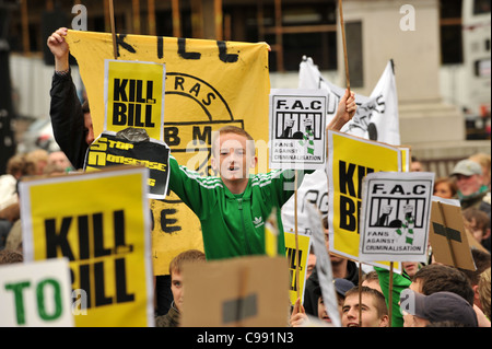 I sostenitori del Celtic protesta a Glasgow contro la SNP ha proposto un comportamento offensivo al calcio e minacciando le comunicazioni Foto Stock