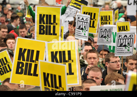 I sostenitori del Celtic protesta a Glasgow contro la SNP ha proposto un comportamento offensivo al calcio e minacciando le comunicazioni Foto Stock