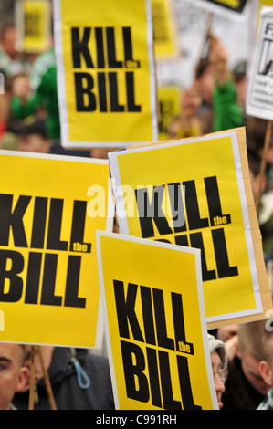 I sostenitori del Celtic protesta a Glasgow contro la SNP ha proposto un comportamento offensivo al calcio e minacciando le comunicazioni Foto Stock