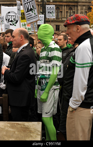 I sostenitori del Celtic protesta a Glasgow contro la SNP ha proposto un comportamento offensivo al calcio e minacciando le comunicazioni Foto Stock