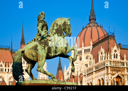 Budapest, Ferenc Rakoczi II statua e il palazzo del parlamento Foto Stock