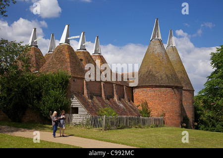 Oast case o forni di luppolo sono edificio progettato per kilning (essiccazione) Luppolo come parte del processo di produzione della birra, Sissinghurst, Kent, Foto Stock