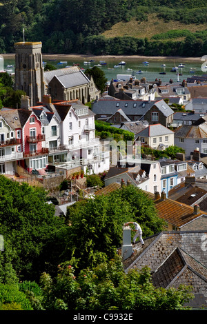 Riparazione camino, Salcombe, Devon. L'aggiustatore ha una splendida vista della città, la Chiesa della Santa Trinità e l'estuario. Foto Stock