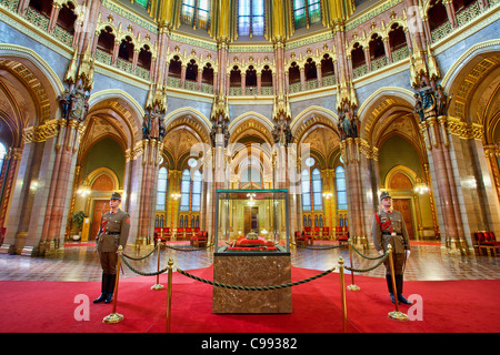 Budapest, Parlamento ungherese edificio, interno della cupola centrale del palazzo del parlamento Foto Stock