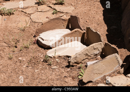 Fila di metates, grande Kiva Trail, Chimney Rock Area archeologica, Pagosa Springs, Colorado. Foto Stock