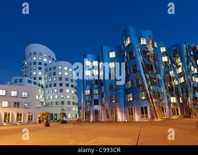 Neuer Zollhof edificio per uffici di notte in albergo moderno sviluppo a Media Harbour o Medienhafen a Dusseldorf Germania Foto Stock