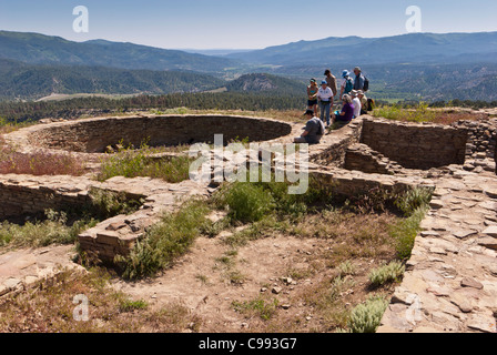 Gruppo di Tour a grande casa Pueblo, Chimney Rock Area archeologica, Pagosa Springs, Colorado. Foto Stock